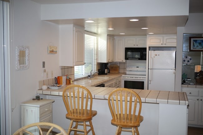 Clean kitchen - 675 S Sierra Ave