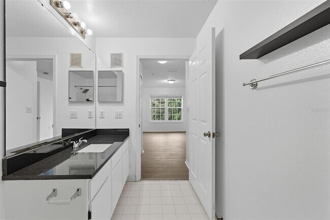 Building Photo - 5459 Vineland Rd