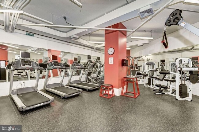 Building Photo - Upscale Living in Downtown DC! Pool, Gym, ...