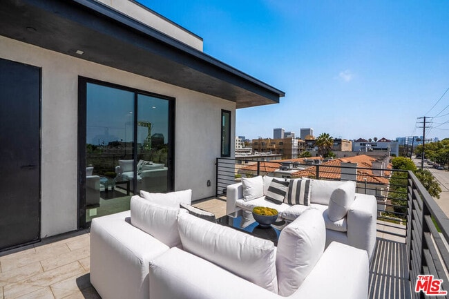 Building Photo - 1861 Barry Ave