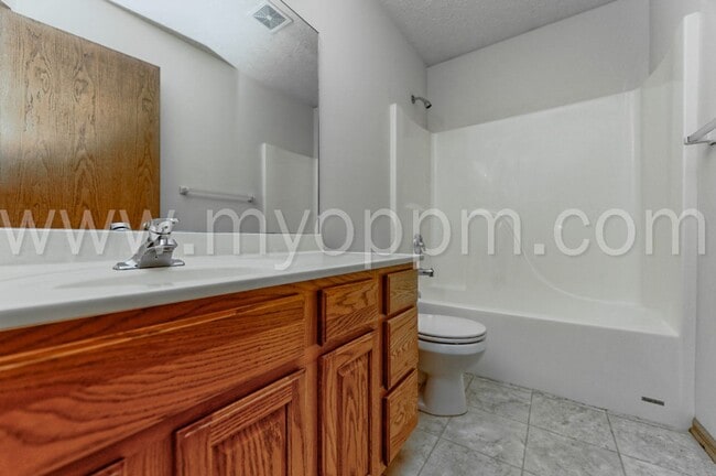 Building Photo - Bright and Spacious 4 Bedroom Home | Bellevue