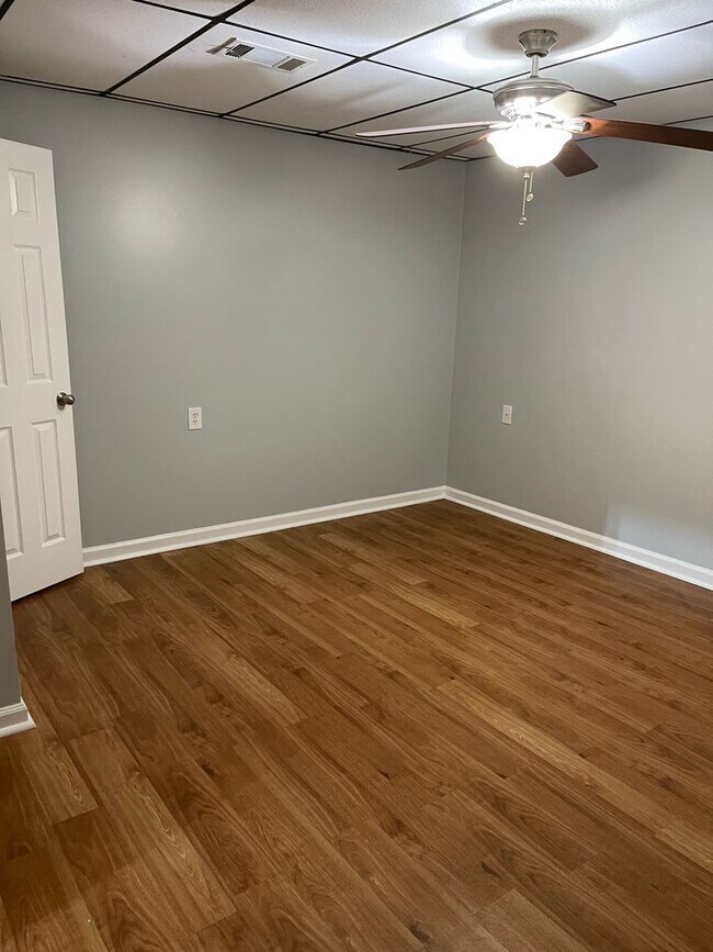 Building Photo - Split Foyer Home with Fenced Yard