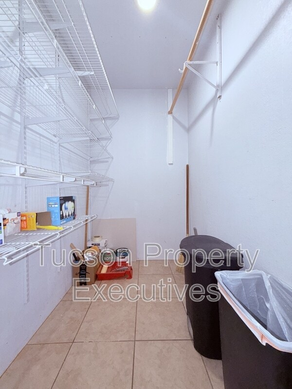 Building Photo - 3626 E Sylvane St