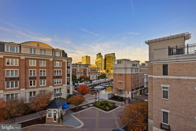 Building Photo - 900 Valencia Ct