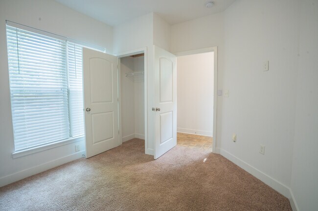 Building Photo - 1032 Skyline View Way