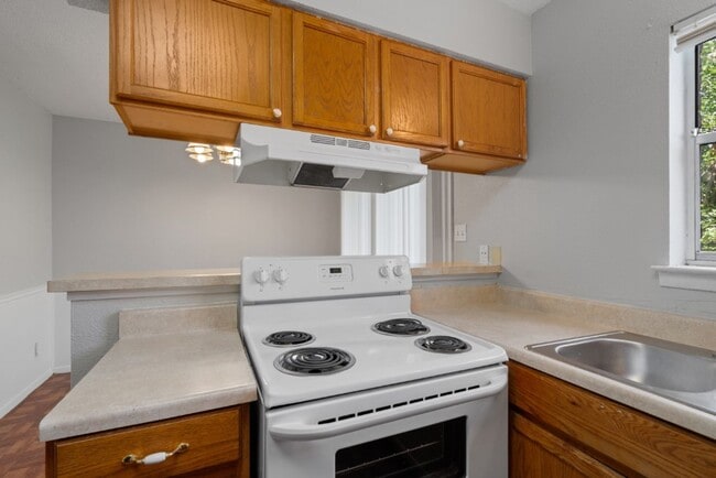 Building Photo - 5800 Belmoor Dr