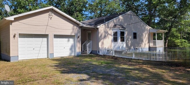 Building Photo - 2401 N Lakeshore Dr