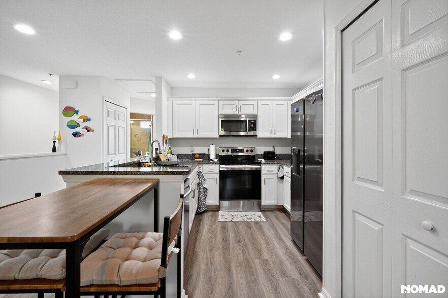 Building Photo - 2433 6th Ave Dr E