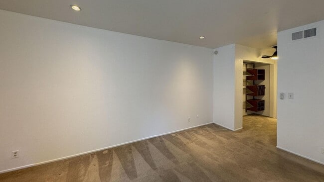 Building Photo - 1134 Alta Loma Rd