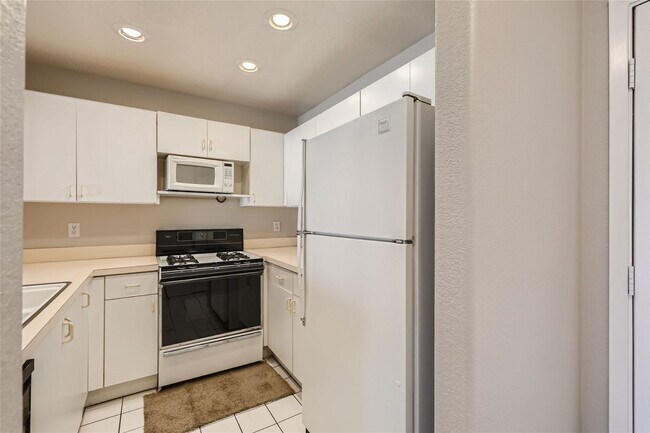 Building Photo - 1 Bedroom Condo in Gated Community at Laguna Del Ray!