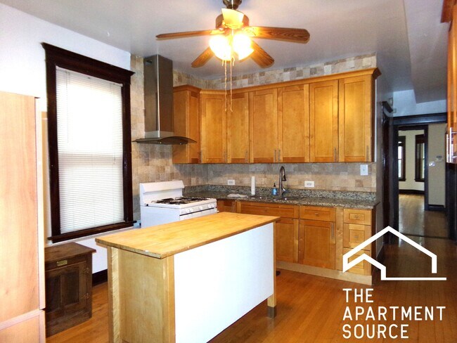 Building Photo - 1458 W Catalpa Ave