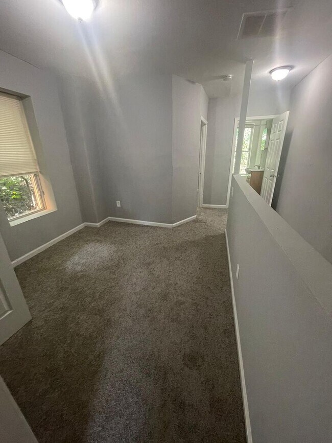 Building Photo - Recently Renovated 3 Bed 1.5 Bath Ready To Move In ASAP
