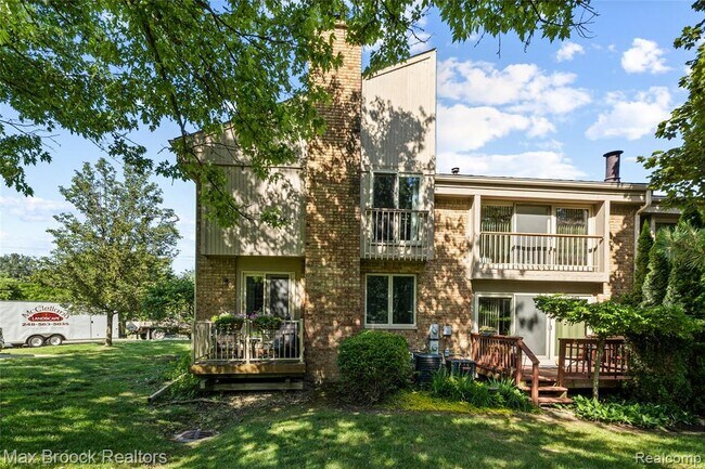 Building Photo - 704 Oakbrook Ridge Dr