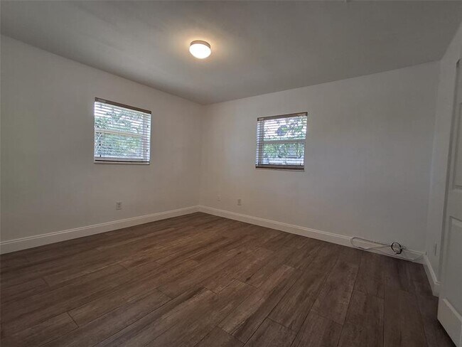 Building Photo - 1532 NE 34th St
