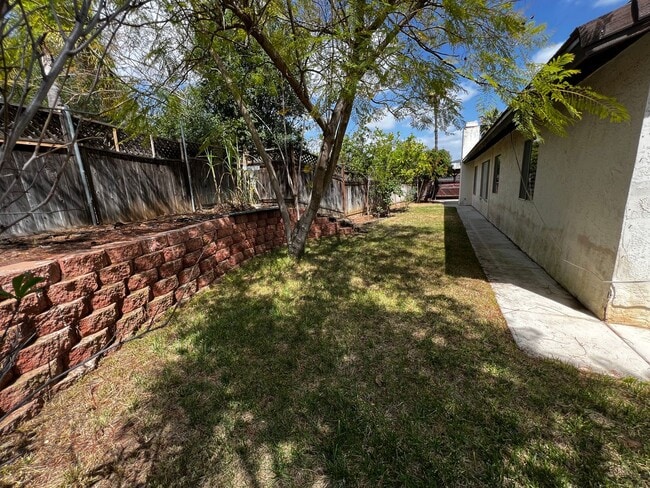 Building Photo - Great 3B/2BA House in Escondido w/ AC & At...