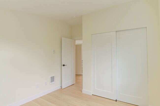 Building Photo - 2Bd/2.25Ba Seattle Home