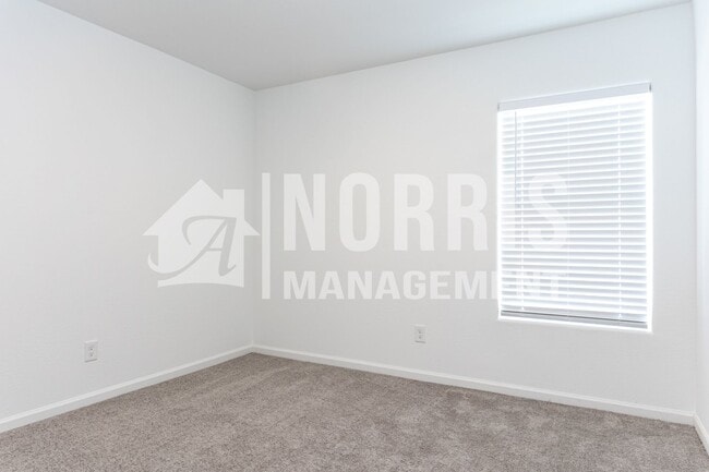 Building Photo - NEW Home Located Near the Golf Course