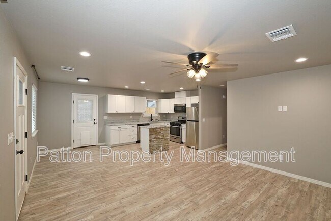 Building Photo - 14411 Periwinkle Dr