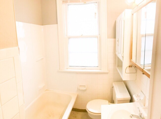 Building Photo - Beautiful 1+ bed S City Bungalow Central A/C Quiet Street