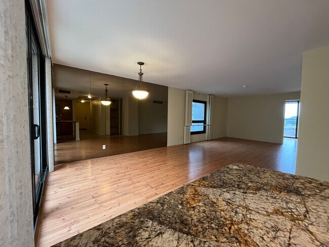 Building Photo - Yacht Harbor Towers (Ala Moana)-1282 sf, 2 bed+den, 2 bath, 2 prkg-INCLUDES UTILITIES