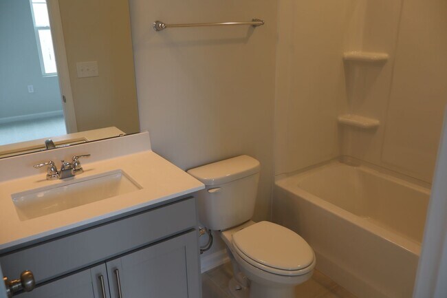 Building Photo - charming 3-bedroom