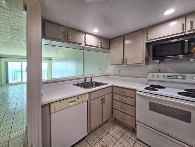 Building Photo - 7310 Seawall Blvd