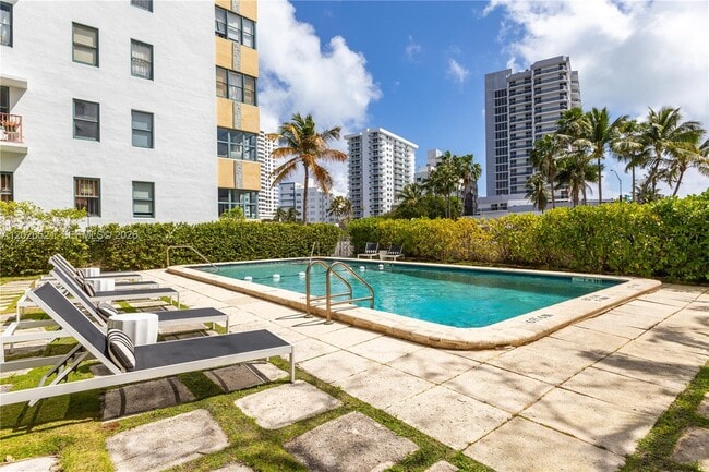 Building Photo - 2421 Lake Pancoast Dr