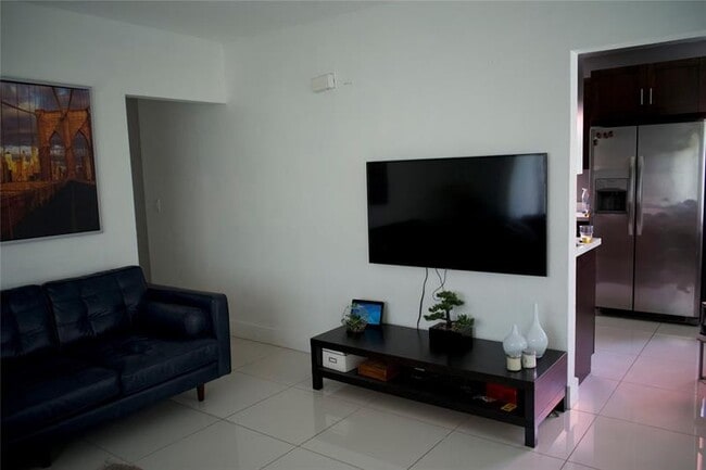 Building Photo - 11150 Peachtree Dr