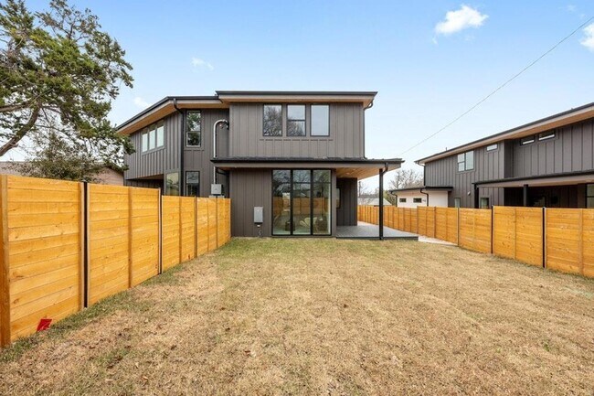 Building Photo - 1409 Valleyridge Dr