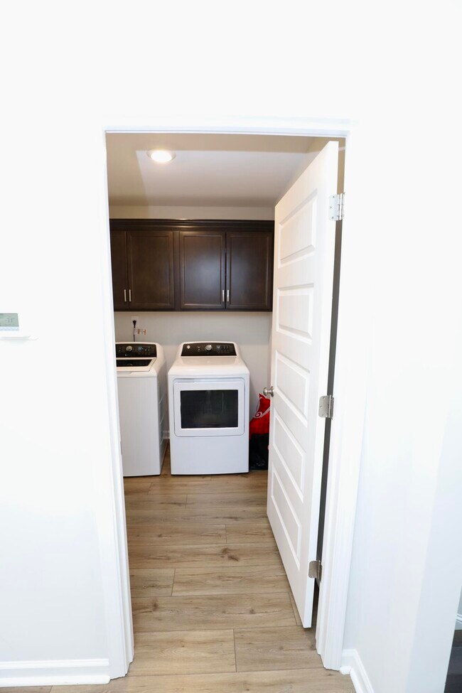 Building Photo - 1052 Ashcroft Cir