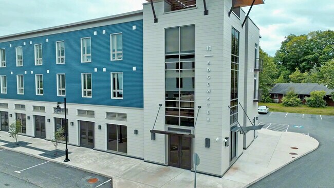Building Photo - 11 Edgewater Cir