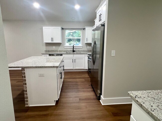 Building Photo - 4417 Oak Ln