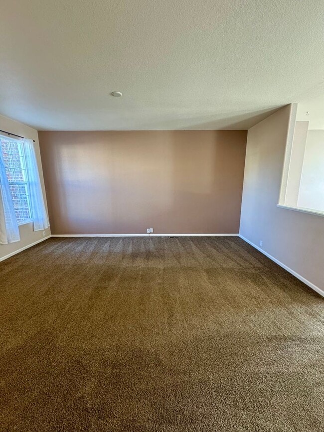 Building Photo - TWO BEDROOM TOWNHOME with AC