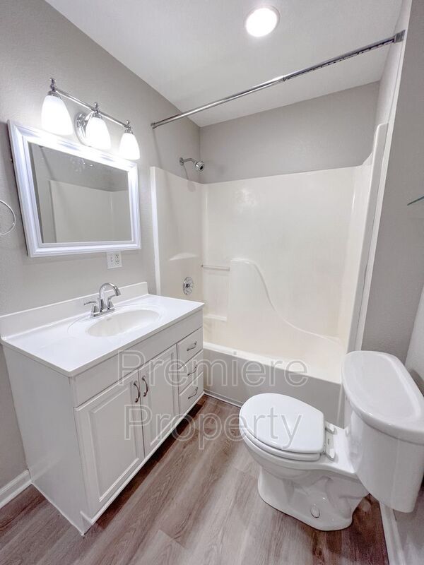 Building Photo - 534 Forest Ave