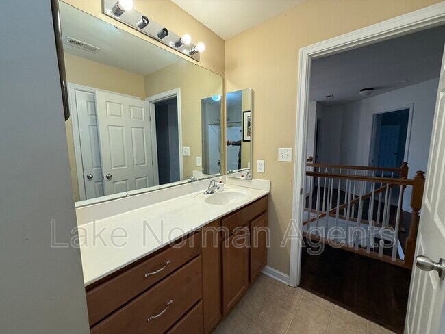 Building Photo - 15622 Troubadour Ln