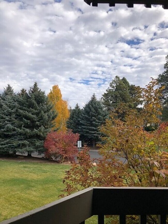 Building Photo - COMING SOON! 1-Bedroom Condo in Country Club