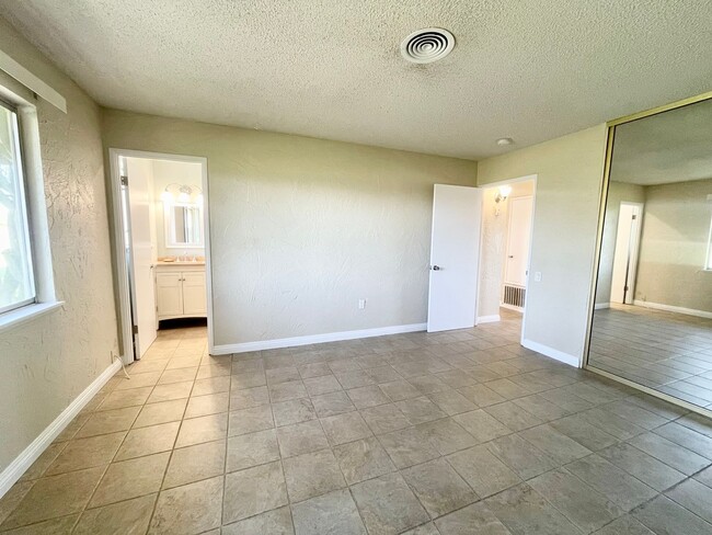 Building Photo - COMING SOON! 2 Bed 2 Bath condo in Palm De...