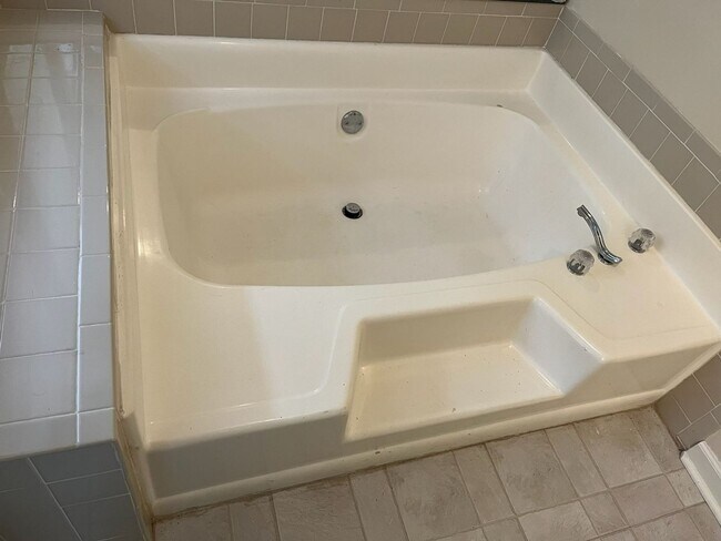 Building Photo - Located in Northern Columbus!