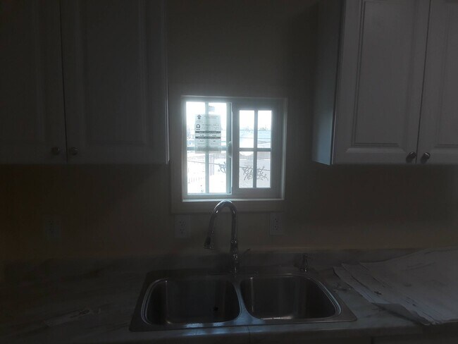 kitchen - 1640 W Vernon Ave