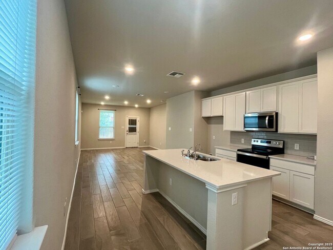 Building Photo - 3/2 Single Story Conveniently Located to B...