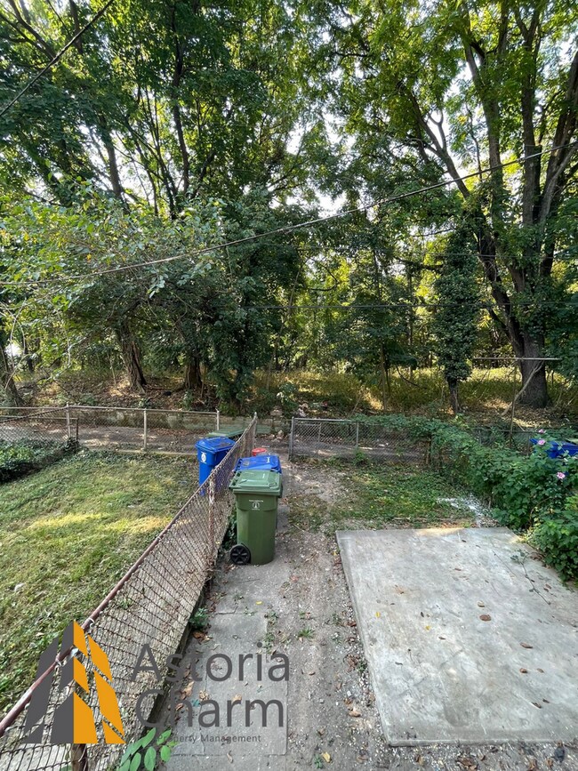 Building Photo - 2 Bedroom + Den with Finished Basement & Fenced Yard