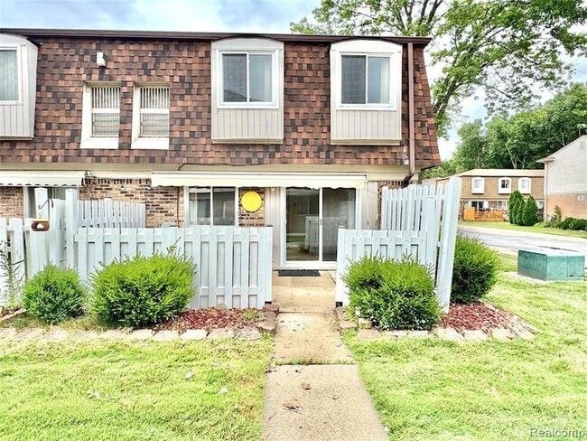Building Photo - 15568 Dupage Blvd