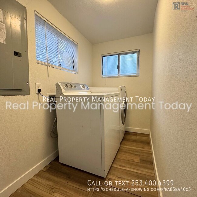 Building Photo - Beautiful remodeled 3 bed 1.5 bath with de...