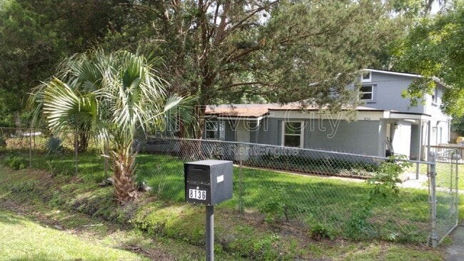 Building Photo - 8136 Siskin Ave