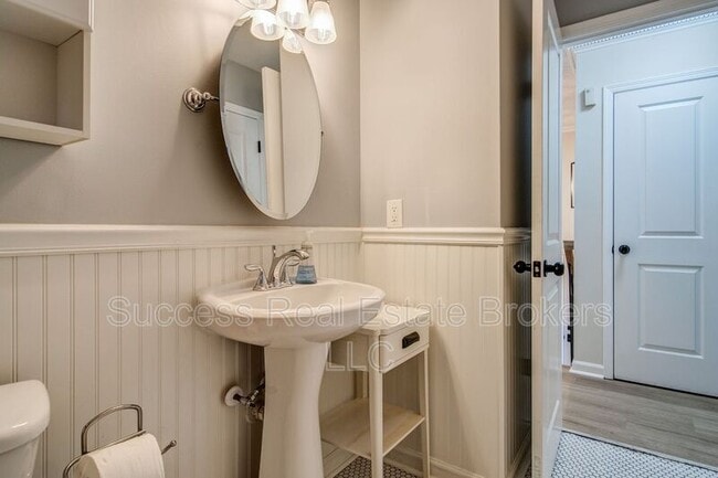 Building Photo - 4734 N Springs Rd NW