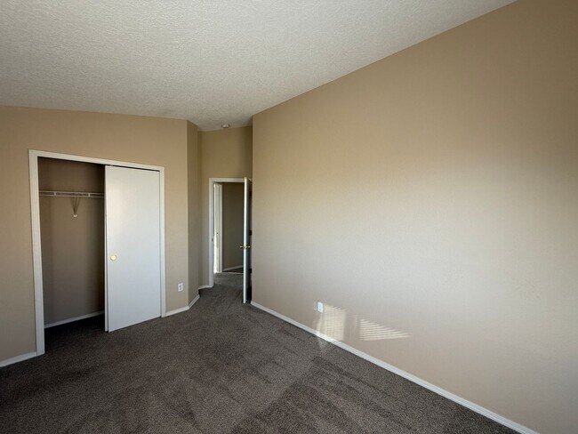 Building Photo - 4 Bedroom Home Available Near Unser Blvd NW & McMahon Blvd!