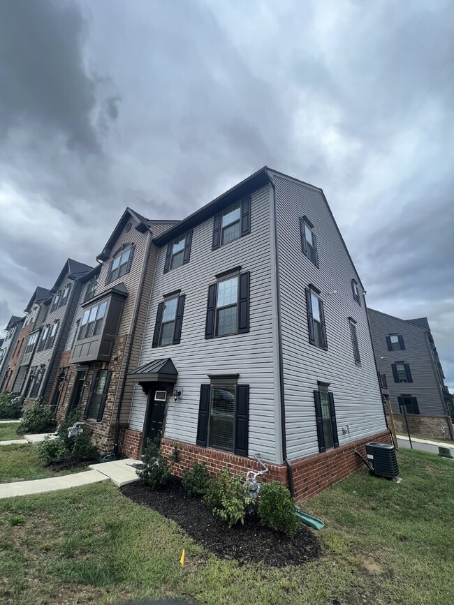 Building Photo - Exceptional 3-Level Corner Unit Townhome w...
