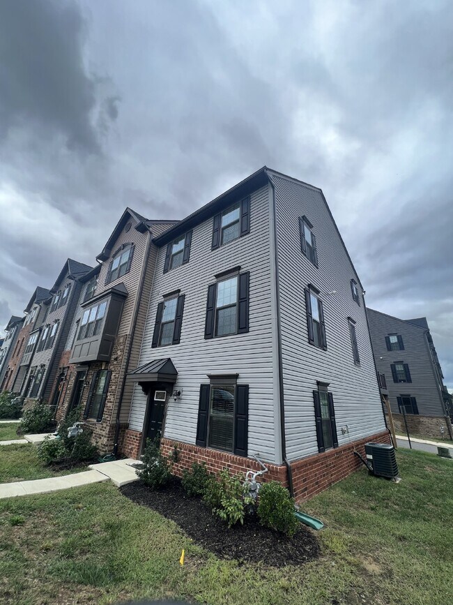 Building Photo - **Special Move-in Offer**  $500 off of the...