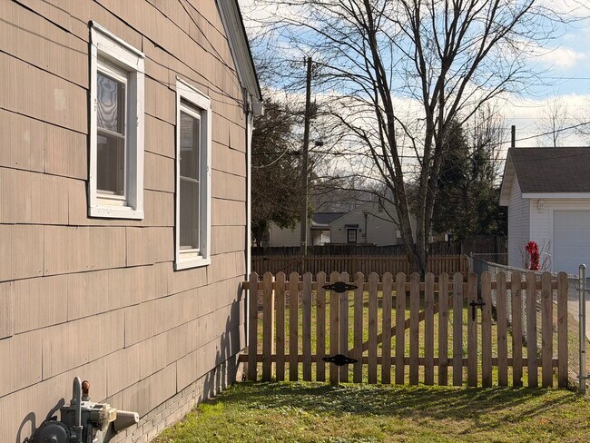 Building Photo - 822 Radford Pl