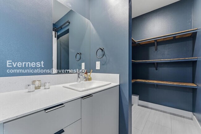 Building Photo - 4 Bed/3 Bath Townhome with Fenced Yard & Garage / Available Now!